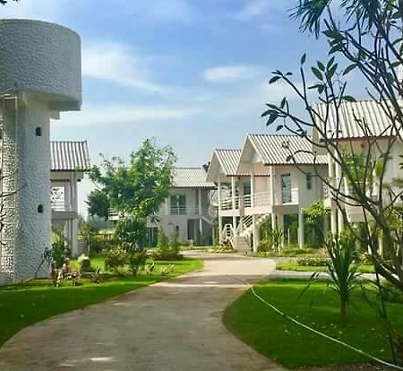 Baan Suan Geb Tawan Hotell Lop Buri Eksteriør bilde