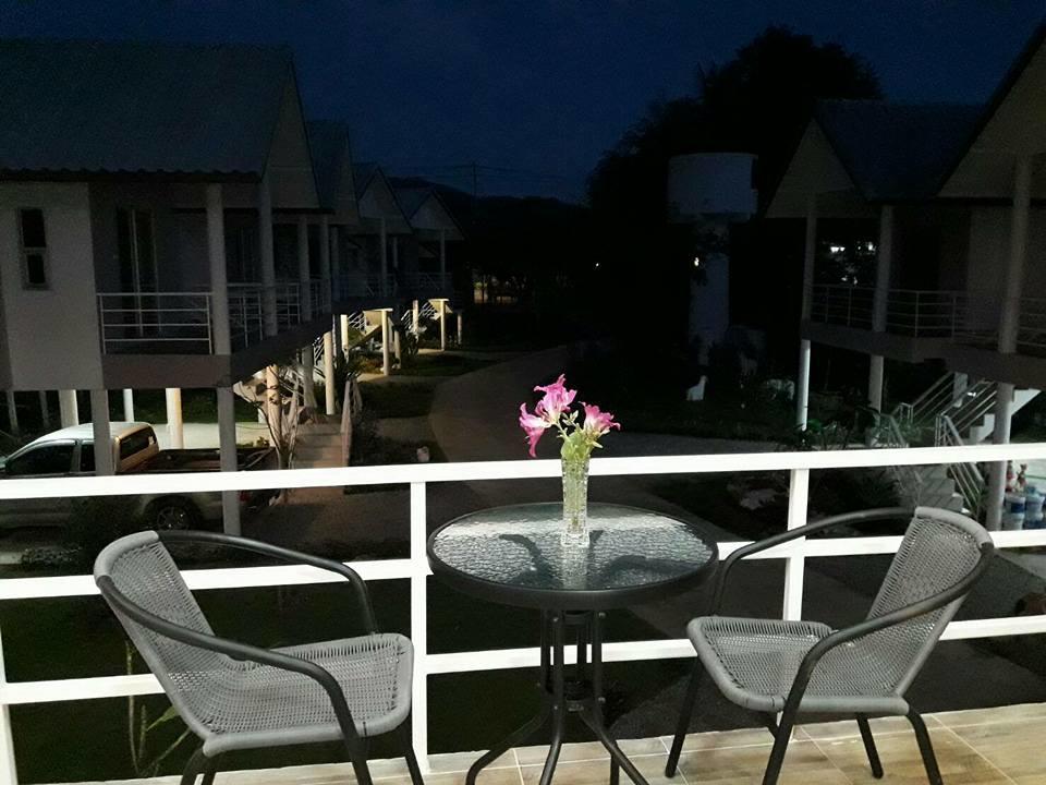 Baan Suan Geb Tawan Hotell Lop Buri Eksteriør bilde